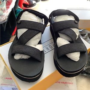 SportyB tayana yellow box sandal size 7.5 NIB
Yellow box black metallic